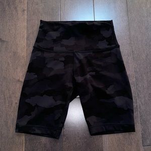Lululemon black camo size 4 bike shorts